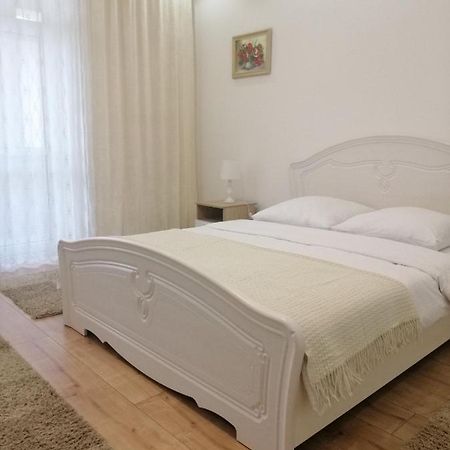 Lux Apartment In The City Center Мукачево Экстерьер фото